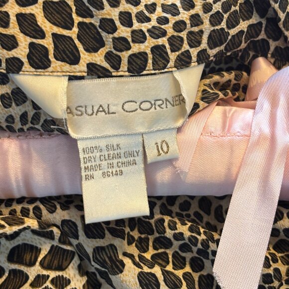 Casual Corner 100% Silk Button-Up Blouse Size 10 Animal Sleeveless - Picture 3 of 10